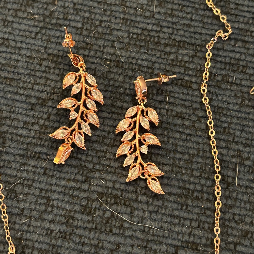 Rose gold jewelry and hair comb - Picture 3 of 4